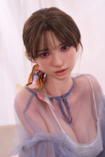 真實膚質 - Ilina 亞洲性愛娃娃，E 杯 Max ROS，柔軟矽膠材質，161厘米（5'3英尺）。