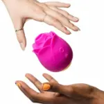 Romp Rose 玫瑰造型陰蒂吸啜器 - 親膚矽膠材質質感